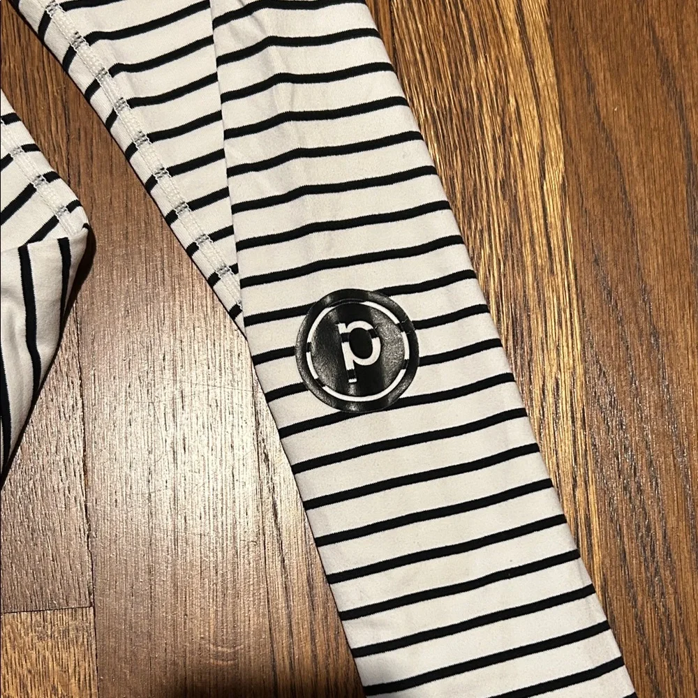 Black and White Striped Leggings - Picture 2 of 3